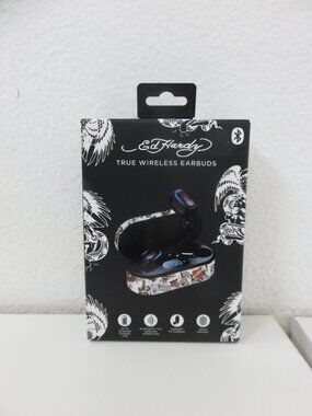 (#135) ED HARDY TRUE WIRELESS EARBUDS WITH CHARGING CASE Ed Hardy True Wireless Earbuds, Light Blue, New in Box | eBay main image 4